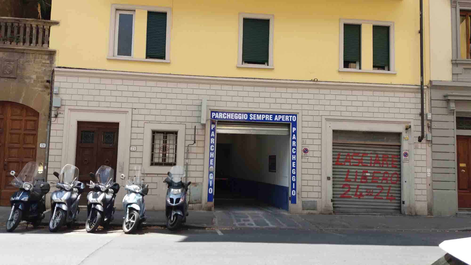 Бесплатная парковка, 500 м от вокзала Пизы