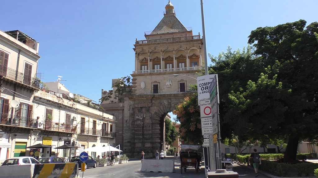 Вход в Норманнский дворец в Палермо Вход в Норманнский дворец в Палермо