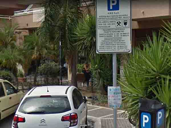 Платная парковка вдоль улицы в Багерия